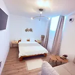 Cosy Cave Station In Prague 5